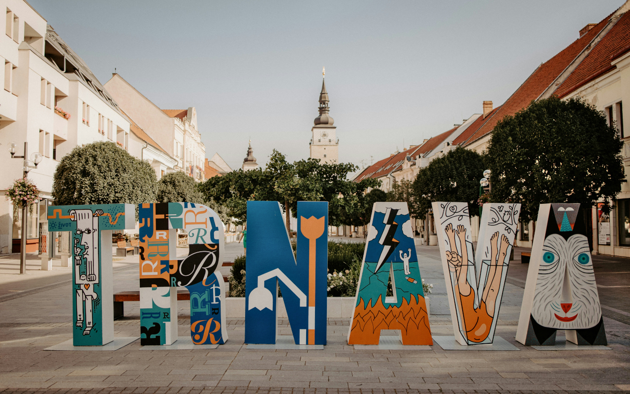 Letras de Trnava en un punto central de la ciudad que visitarás con esta excursión.