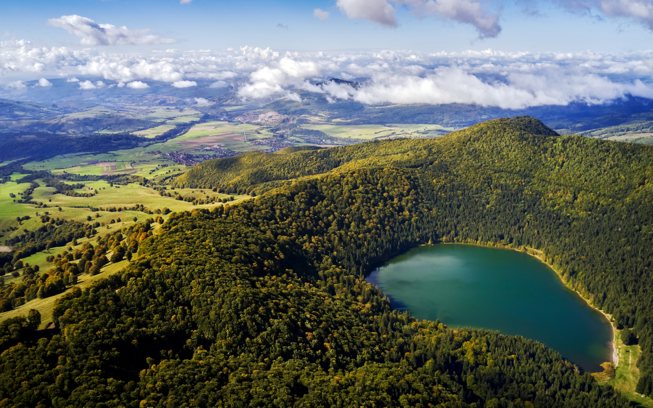 El contrates de colores que rodea este cuerpo de agua deja unas postales de ensuseño.