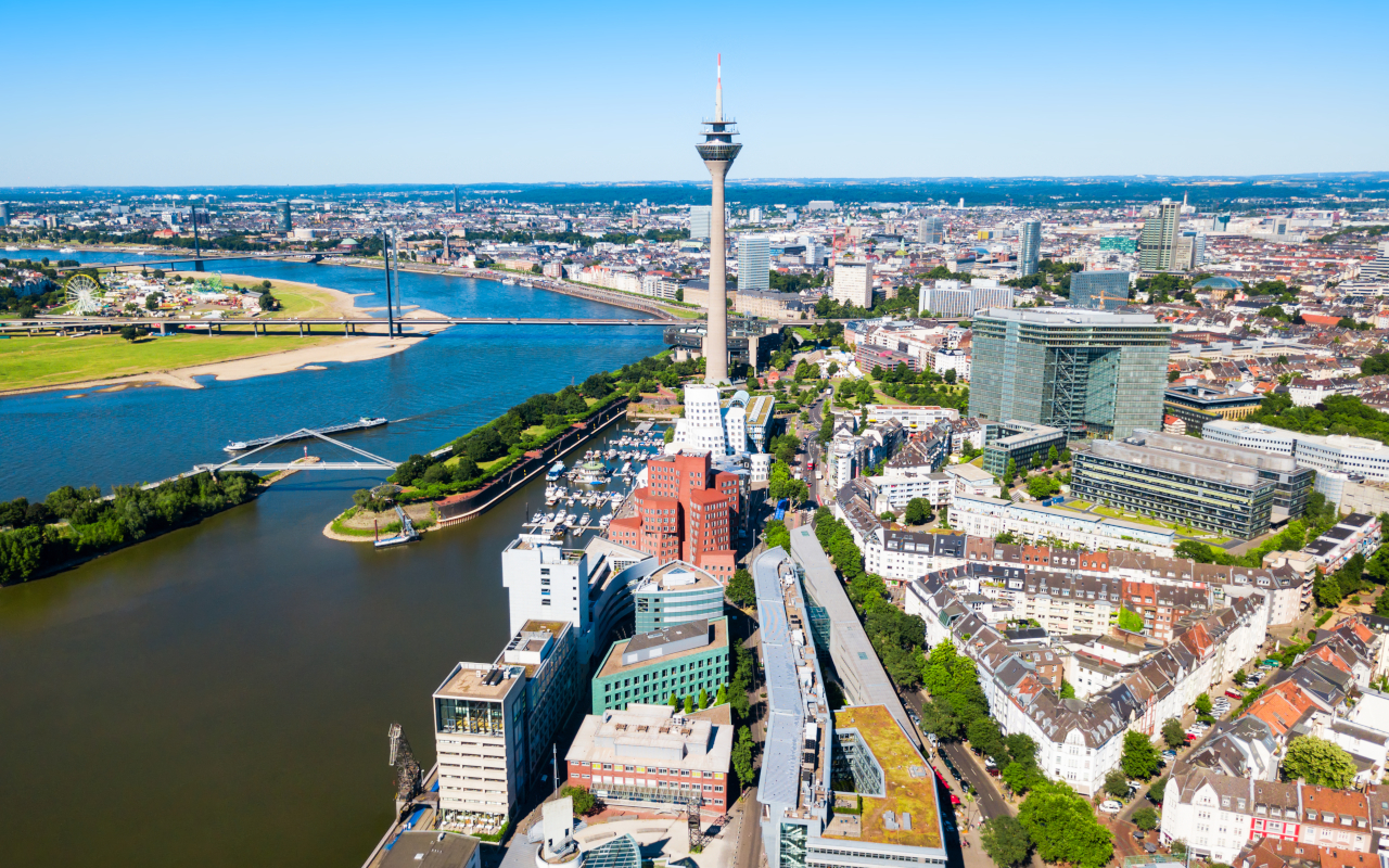Düsseldorf se ha convertido en una ciudad cosmopolita que convive en armonía con la parte histórica.