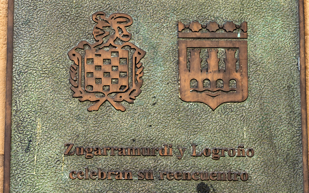 Logroño y Zaramundi comparten muchas historias de brujería como indica esta placa, símbolo de unión entre las dos ciudades.