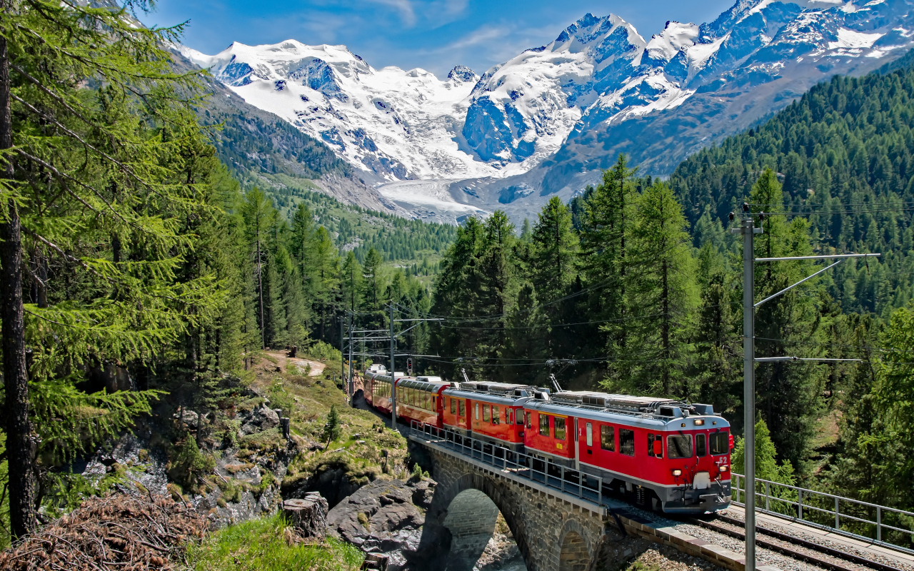 Viaje por los Alpes Suizos a bordo del Bernina Express, catalogado Patrimonio de la Humanidad.