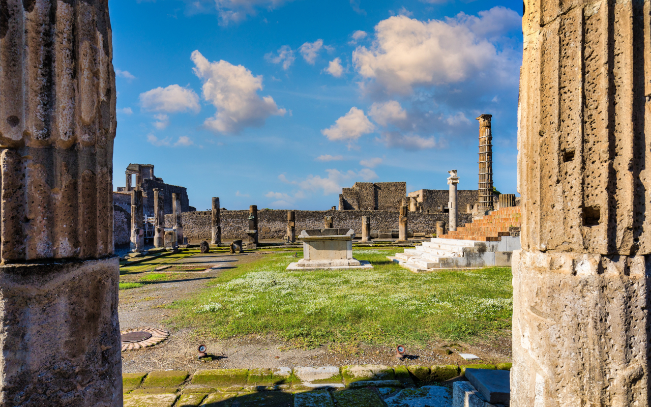 Vistas de los restos de la ciudad de Pompeya enterrada por la erupción del Vesubio.