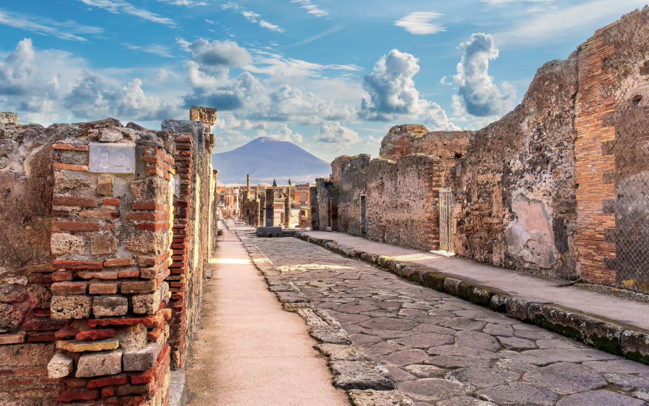 Caminaremos entre las antiguas ruinas de la ciudad Pompeya junto al guía.
