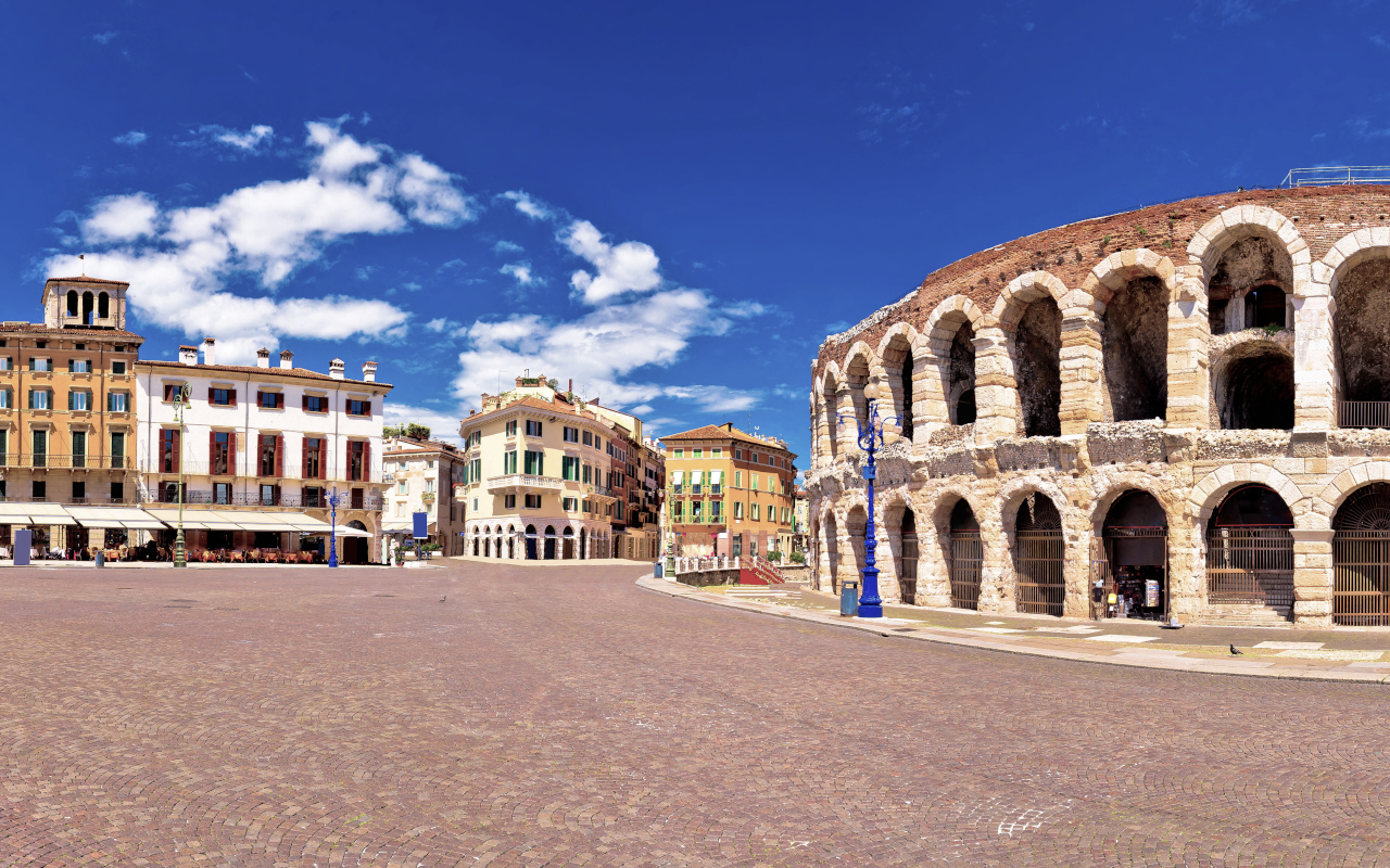 Puertas de acceso al Arena de Verona, lugar en el que comenzará la visita guiada.