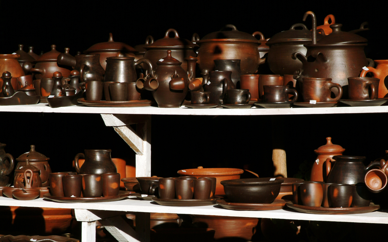 Alfarería tradicional de Pomaire, un pueblo de artesanos destacado por su arte en la greda.