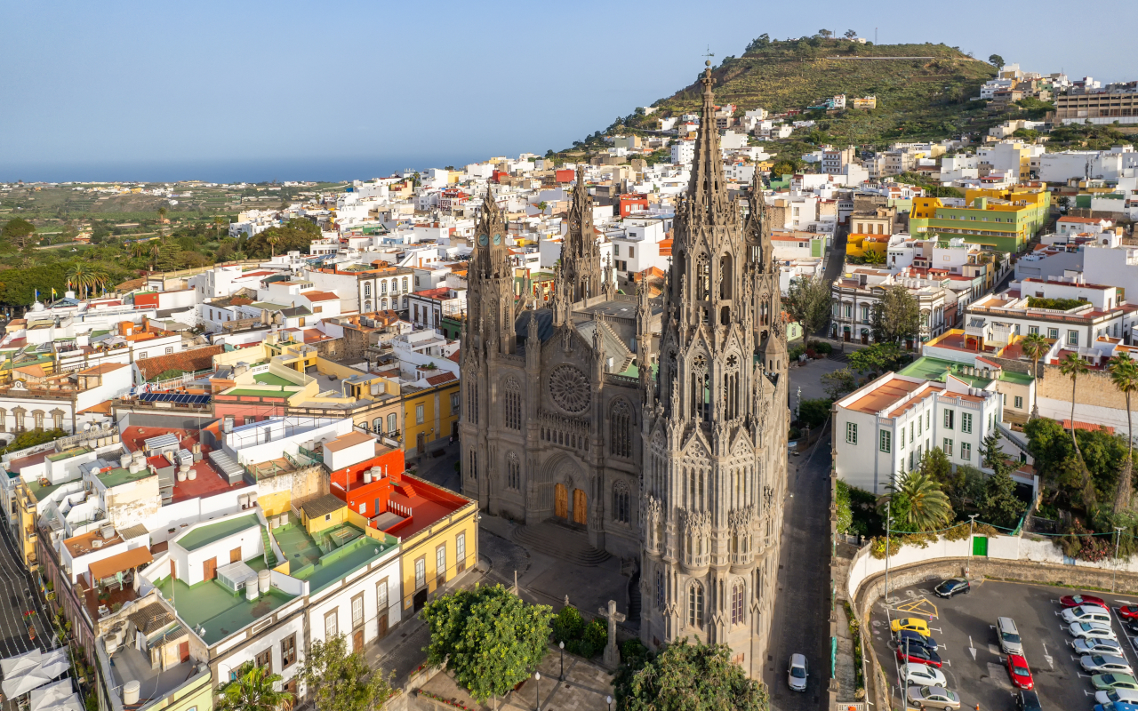 Arucas, con la basílica neogótico que data del siglo XV.