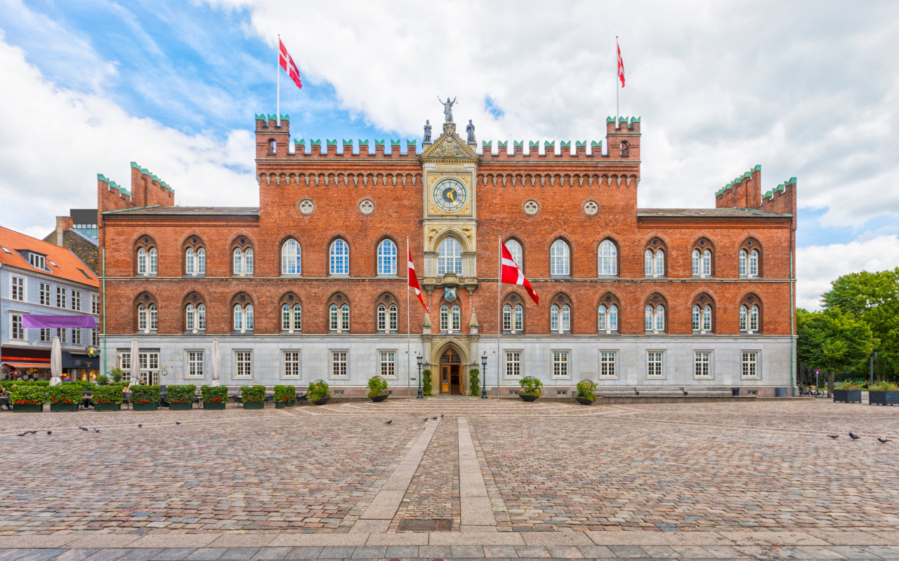 Ayuntamiento de Odense y explanada en su plaza.