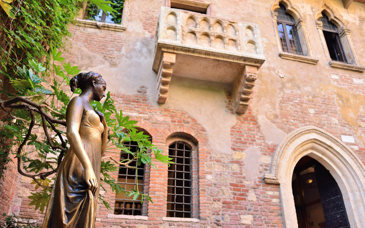 El emblemático balcón de Julieta te transportará a la época de Shakespeare.