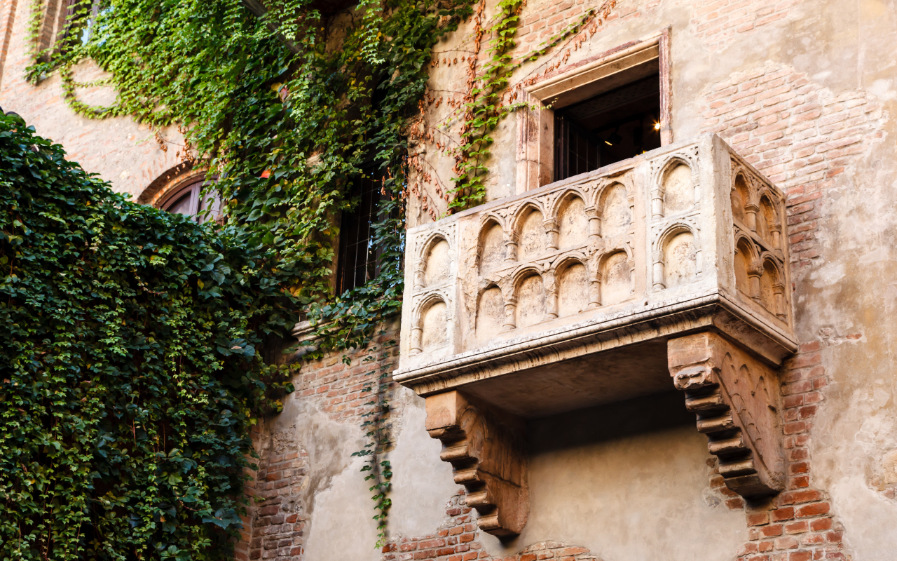 Conocerás el emblemático balcón de Julieta, una de las atracciones más populares de la ciudad.