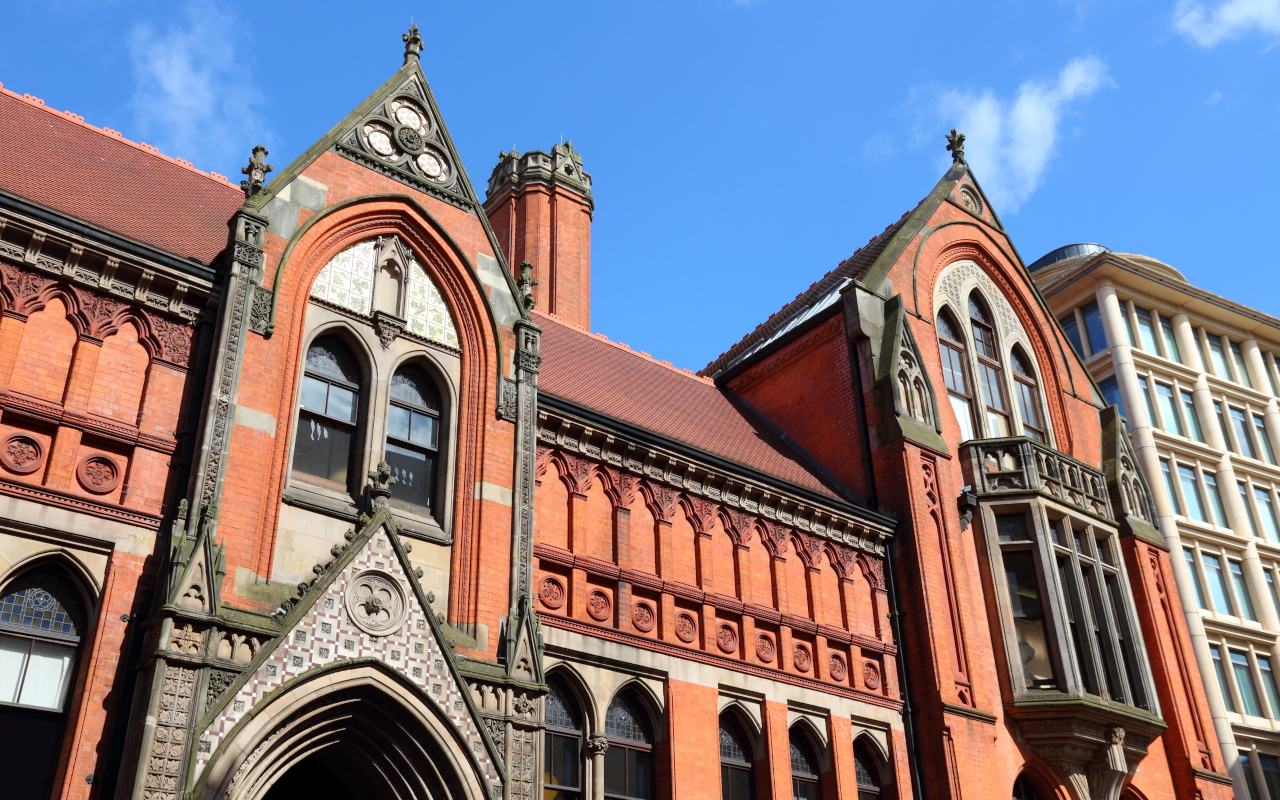 Universidad de Birmingham, uno de los escenarios de la trama televisiva que ha dado aún más fama a la banda inglesa.
