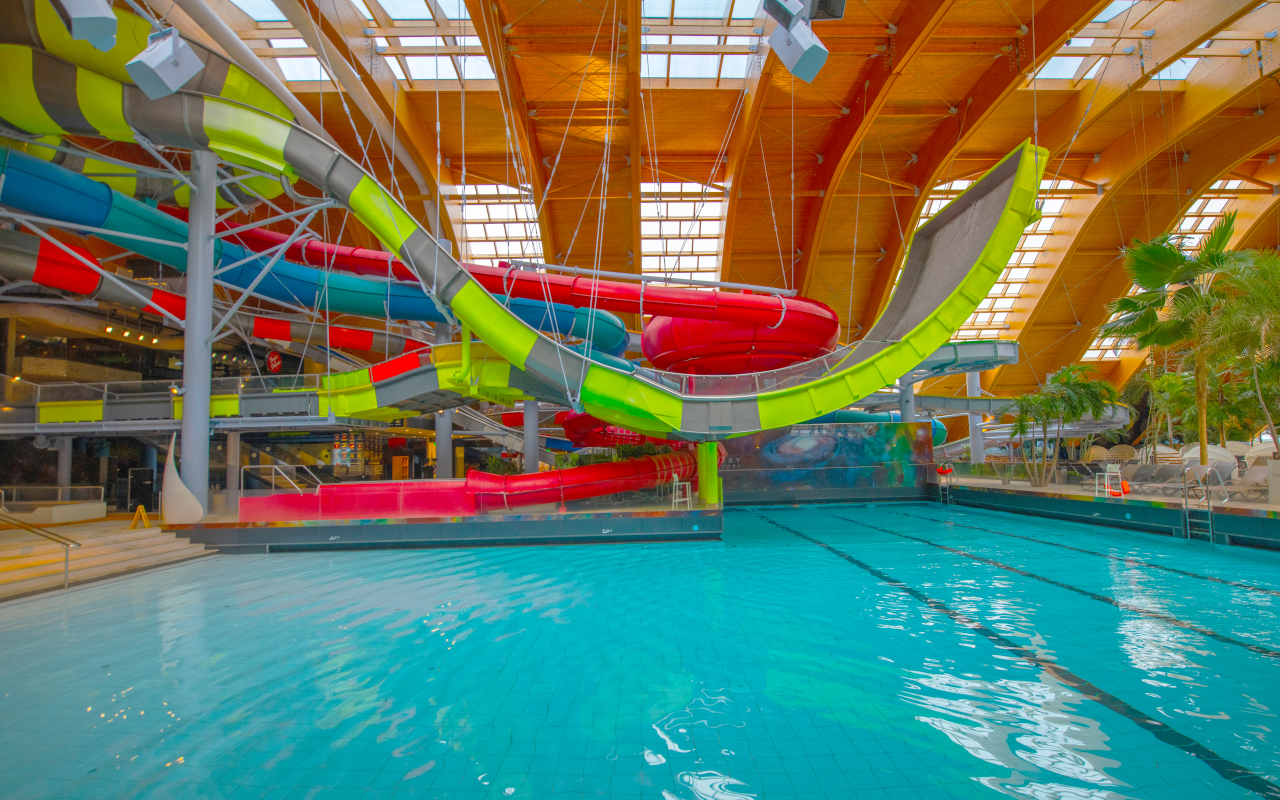 Zona infantil con toboganes en Therme Bucuresti, un centro ideal para ir de excursión con niños desde Bucarest.