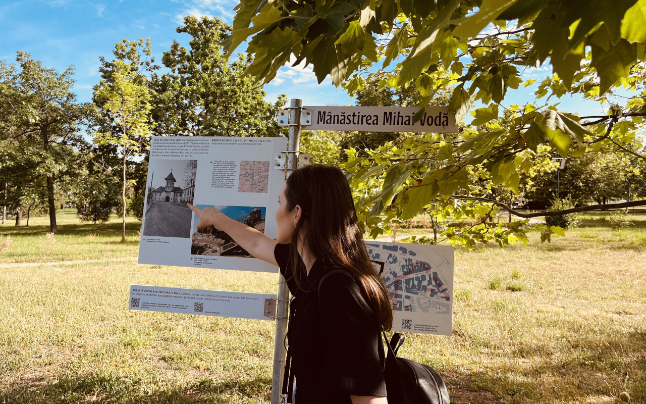 Guía explica detalles sobre la época del comunismo en Bucarest.