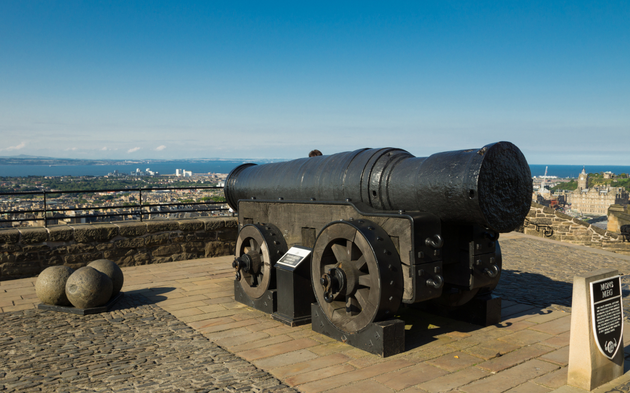 Cañón histórico en la zona exterior del castillo.