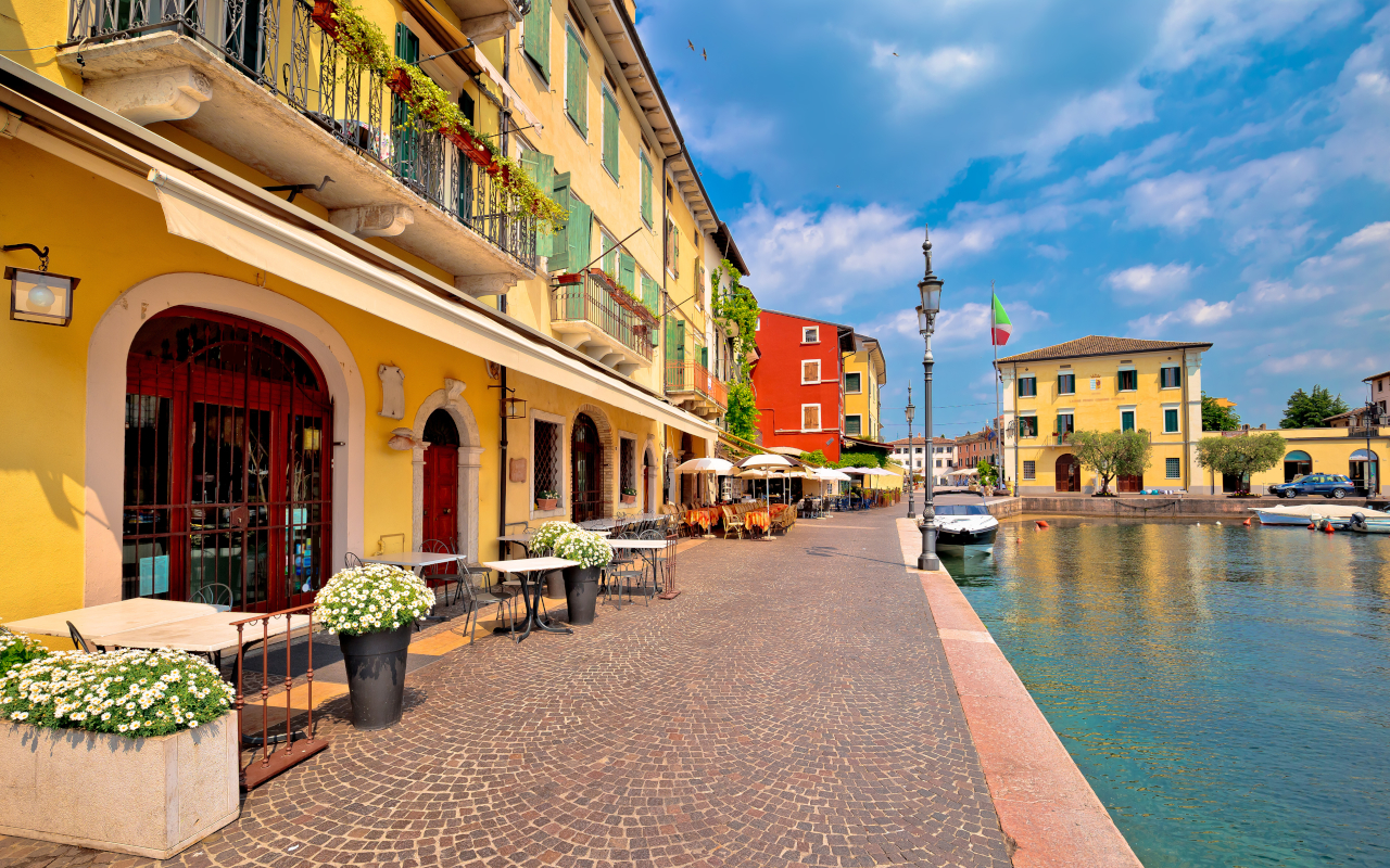 Coloridas calles en la ciudad de Lazise, una de las paradas de esta excursión a Sirmione y el Lago Garda desde Verona.