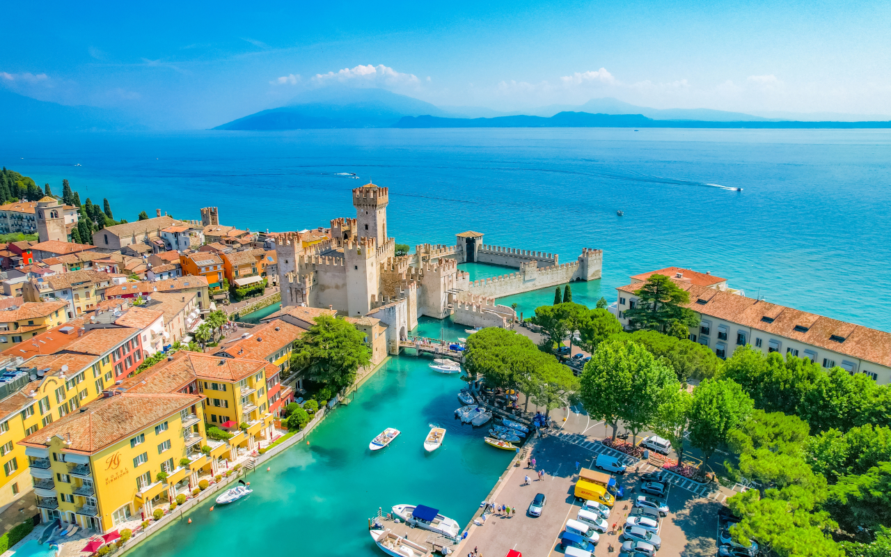 Vista aérea de Sirmione, donde te pasearás por el  Lago Garda.