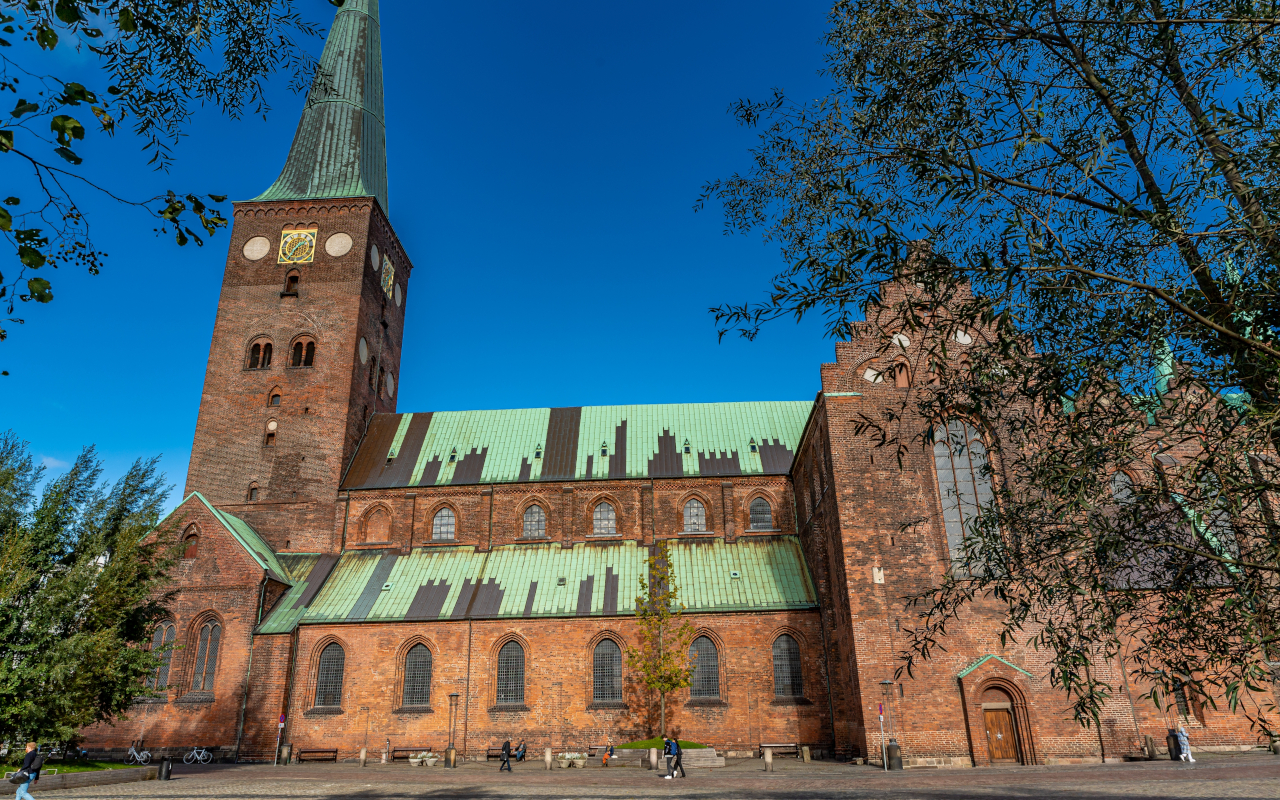 Catedral de Aarhus, en un día soleado.