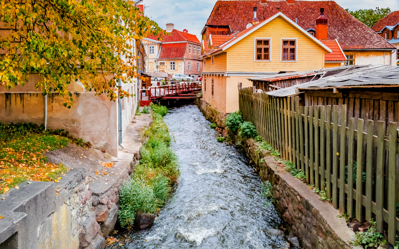 Es tour a pie por Kuldiga se centra en el centro histórico.