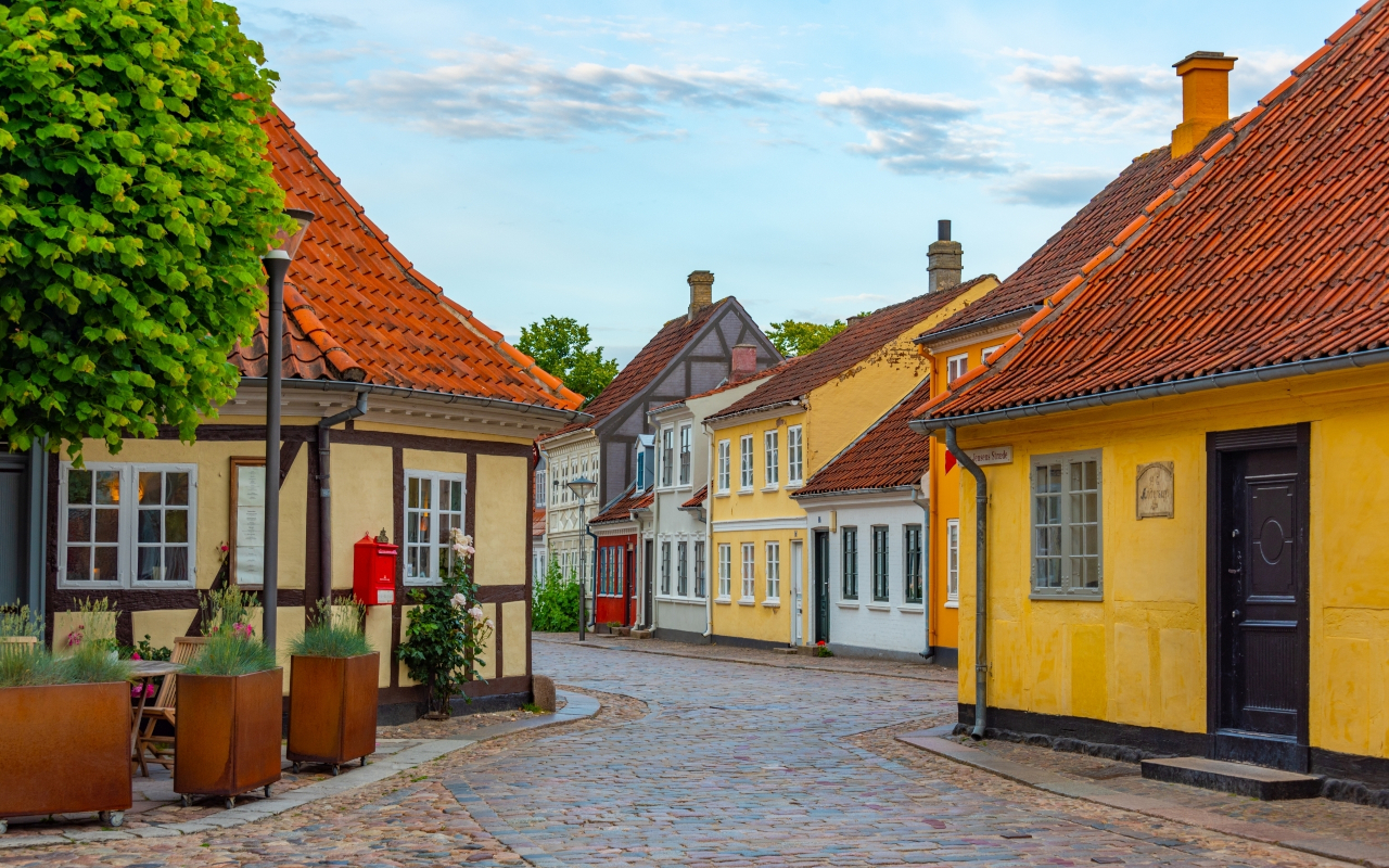 Casas coloridas en el centro histórico de Odense, con arquitectura típica danesa.