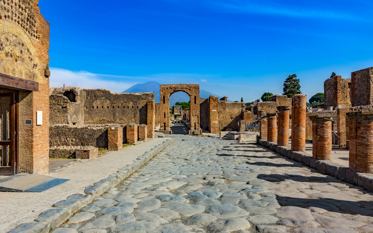La ciudad romana de Pompeya esconde una historia que todavía sigue conmoviendo a día de hoy.