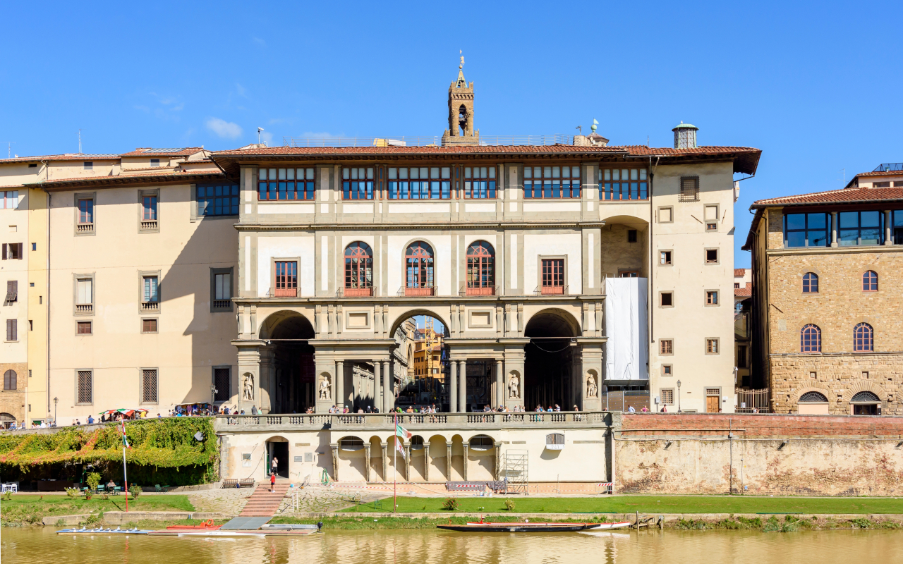 Río Arno y Galería Uffizi, el museo más famoso de la ciudad, en un día soleado de la excursión desde Bolonia.