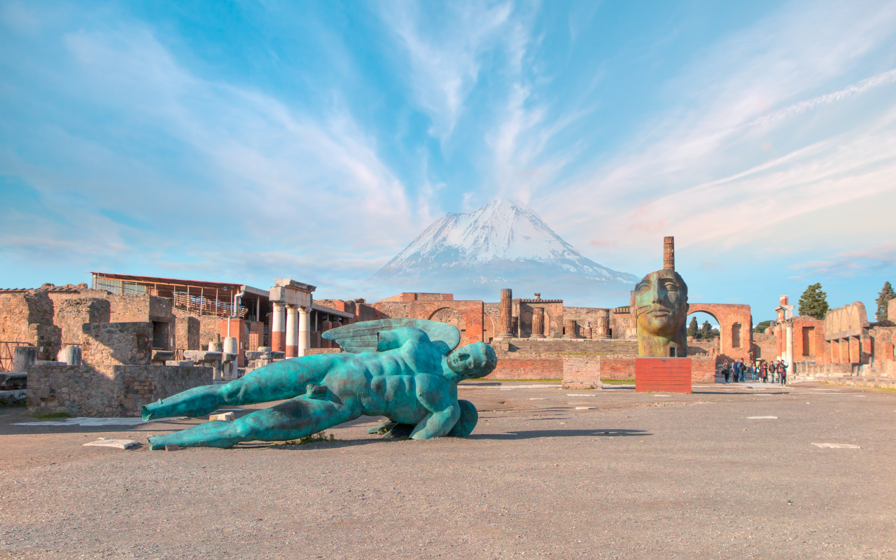 Antigua ciudad romana de Pompeya, con el monte Vesubio al fondo.