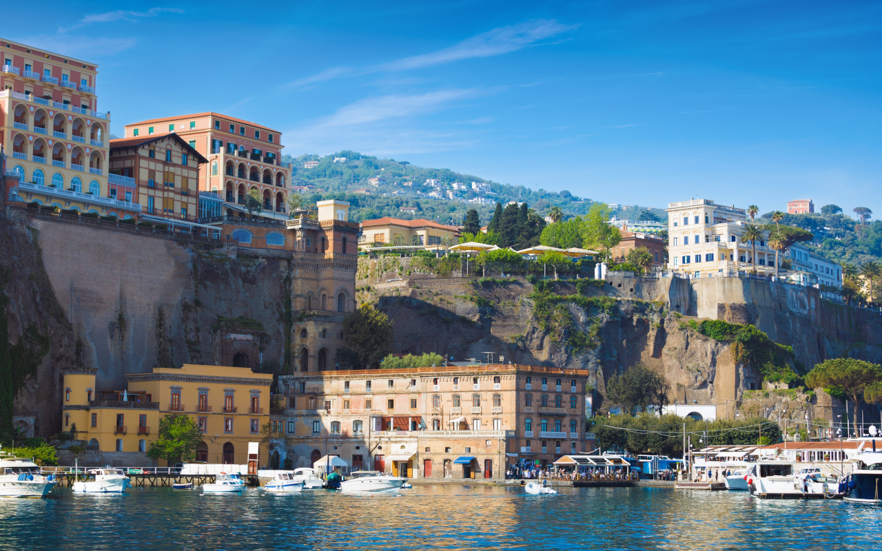 Al sur de Roma, este pueblo que mira al mar es uno de los puntos más especiales de la costa amalfitana.