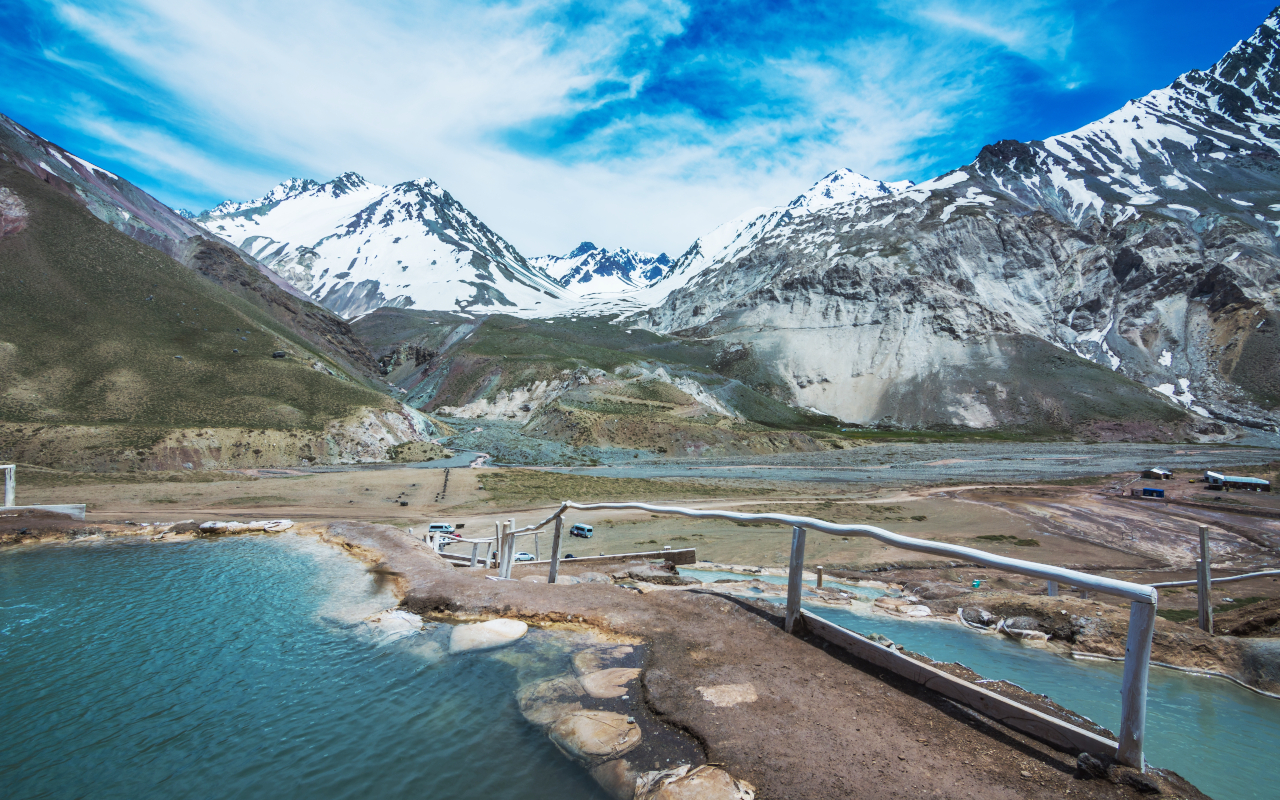 Las vistas de las montañas y los picos nevados suman un extra a esta experiencia de bienestar en Chile.