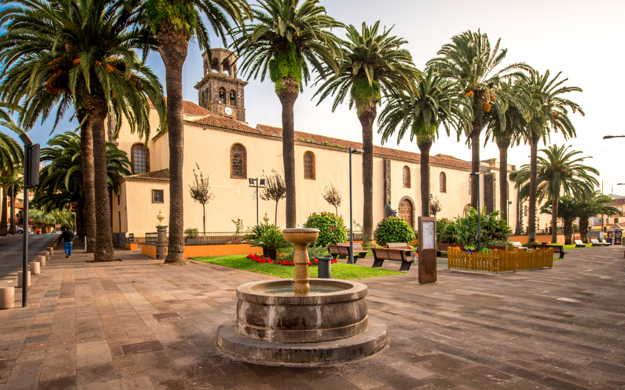 Plaza en La Laguna con iglesia al fondo, vista durante el free tour La Laguna imprescindible.