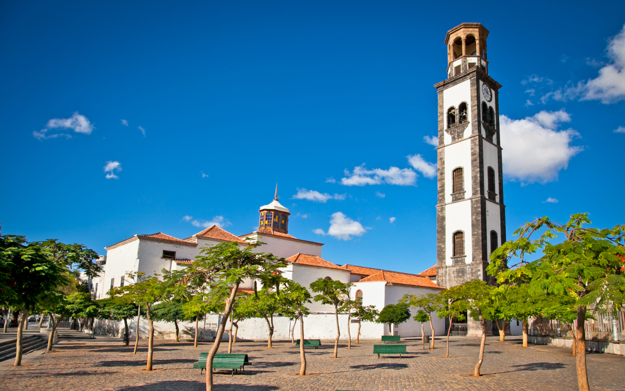 La Iglesia Matriz de Nuestra Señora de la Concepción, con su alta torre, sirve prácticamente de guía en este free tour por la zona centro de Santa Cruz de Tenerife.