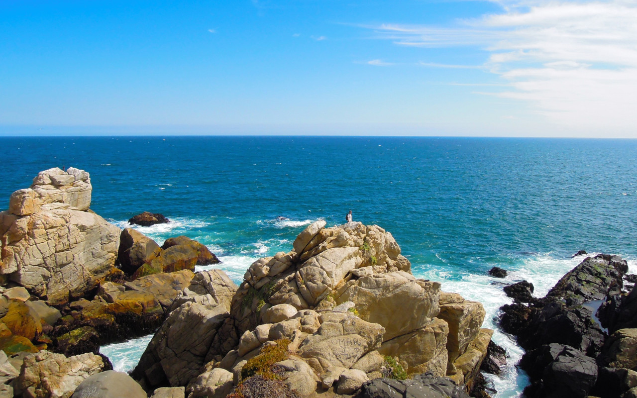 Rocas en Isla Negra, que no es una isla, pero que así bautizó el poeta.