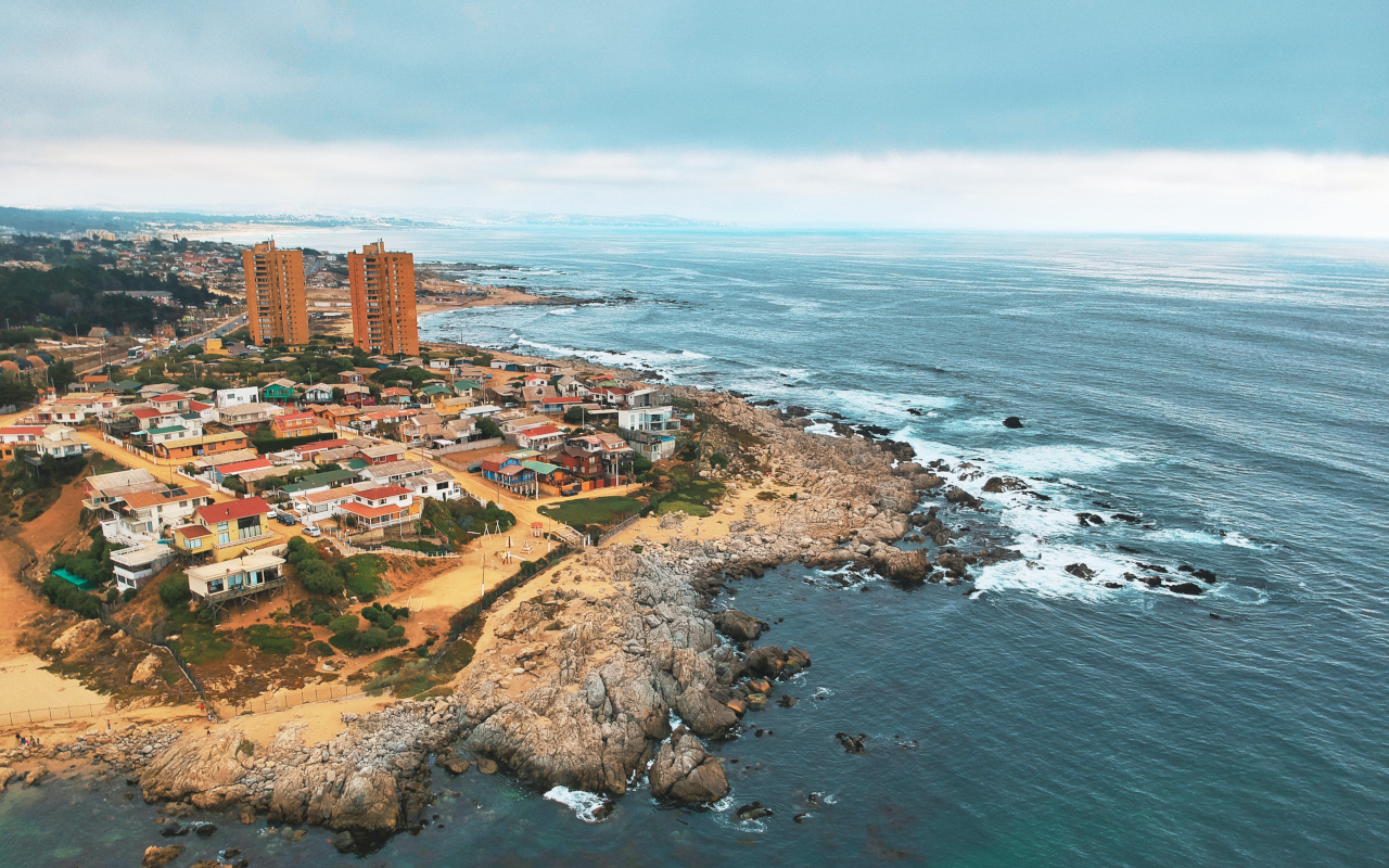 Vista aérea de Isla Negra, localidad costera de Chile.