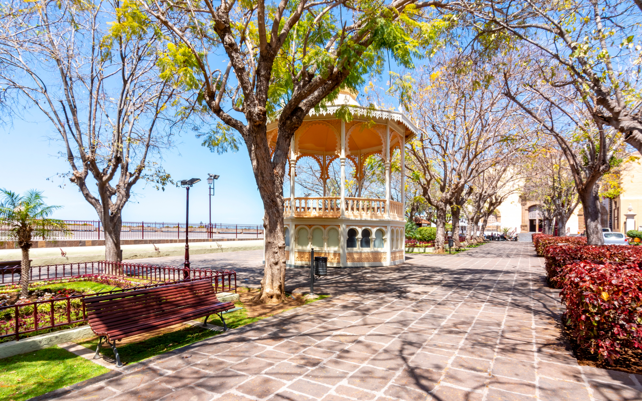 Kiosko y jardines de la Plaza de la Constitución en la villa.
