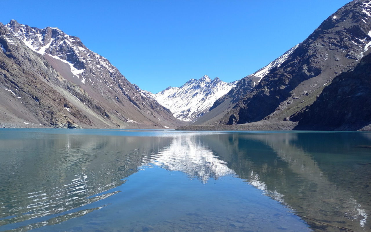 Reflejos en la Laguna del Inca, en Portillo, Chile.