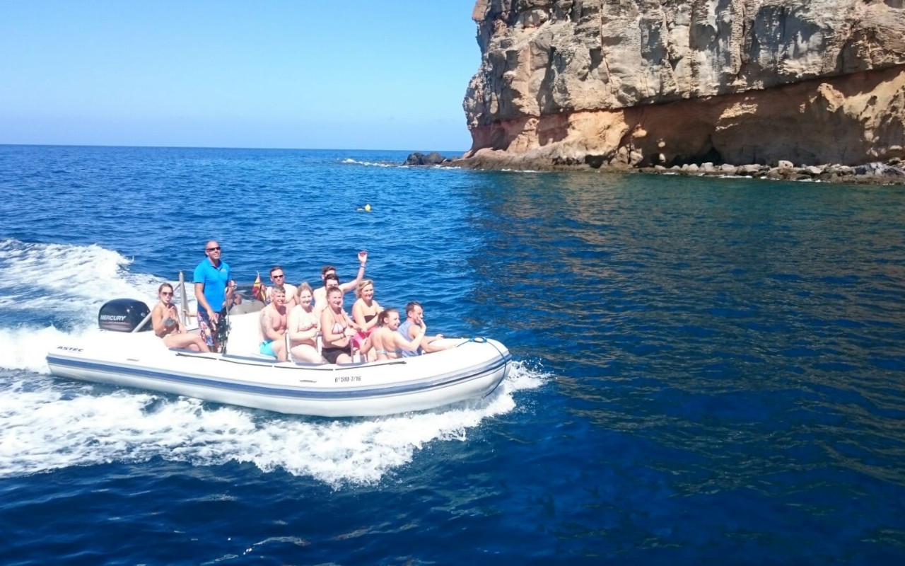 Pasajeros se divierten en una lancha rápida por en las aguas de Gran Canaria.