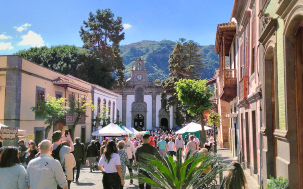 Ambiente en el mercado dominical de Teror durante la excursión desde Gran Canaria.