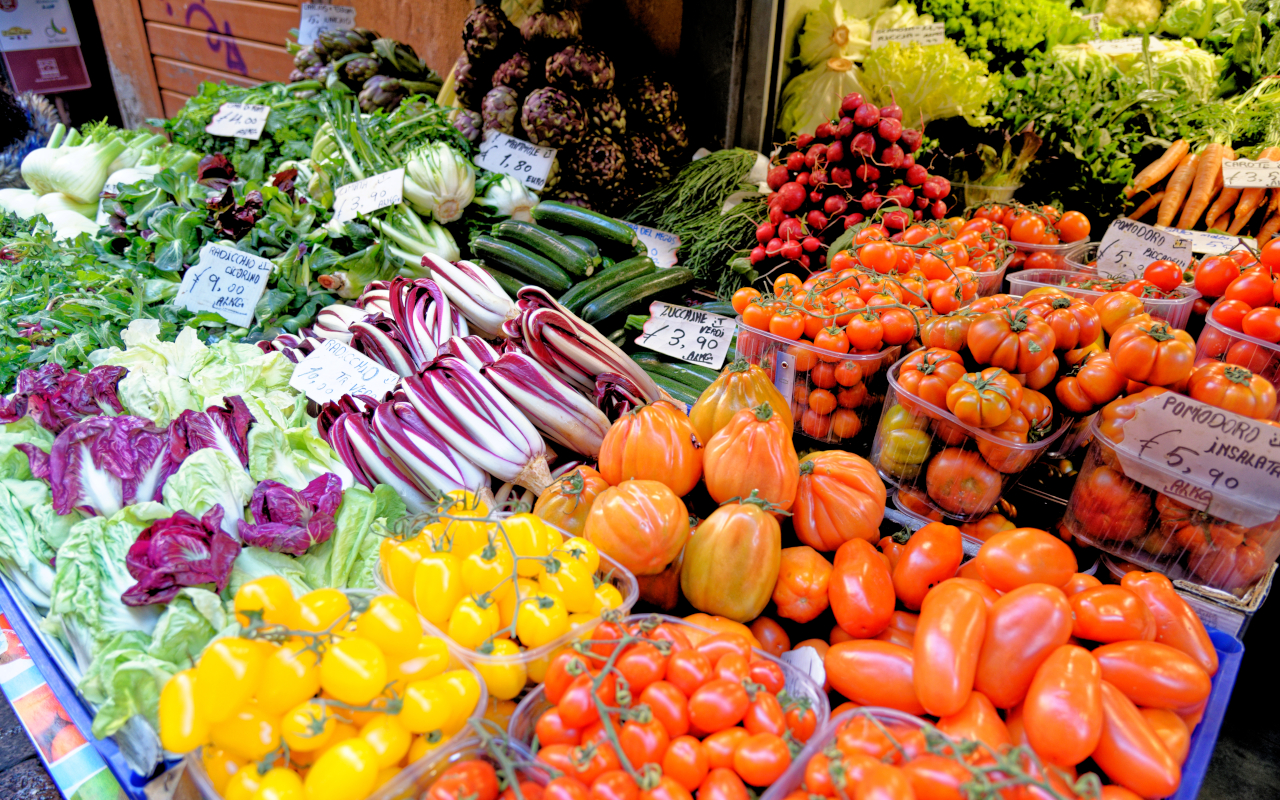 Puesto de verduras frescas en el mercado di Mezzo en el barrio del Quadrilátero.