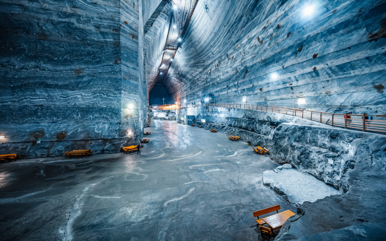 Hall central de la mina de sal de Slanic, que podrás ver en esta excursión desde Bucarest, con altos techos y colores únicos.