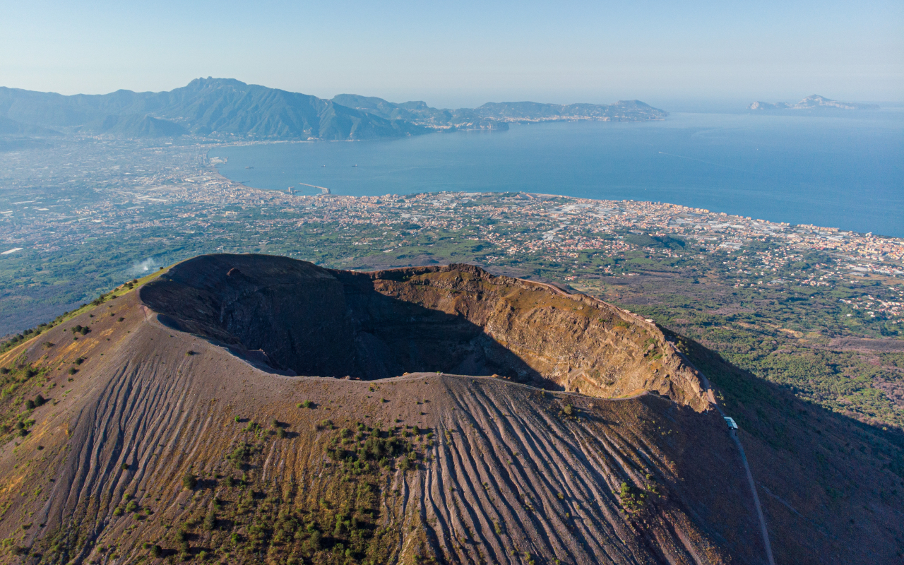 Cráter del volcán Vesubio, en el monte homónimo, donde de manera opcional en esta excursión, se puede hacer la subida al mismo.
