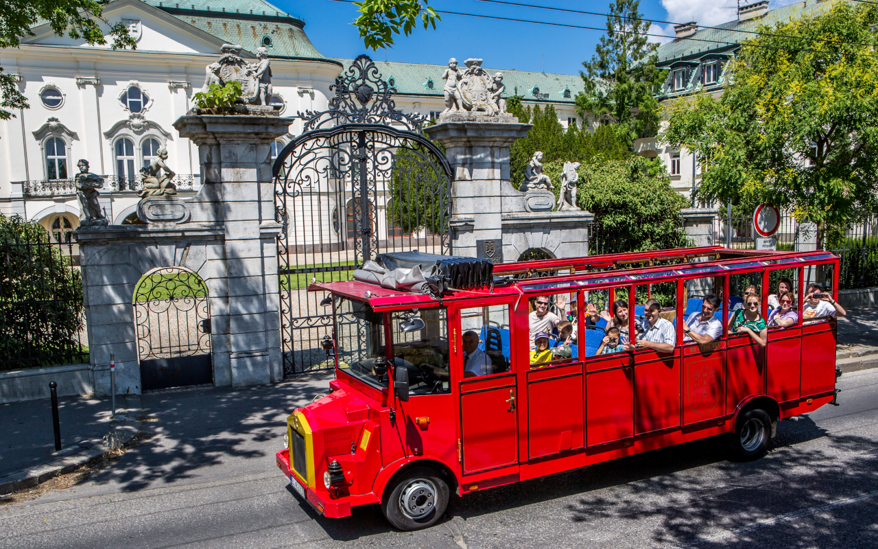 El tren turístico Prešporačik pasa por los monumentos más emblemáticos del la ciudad.
