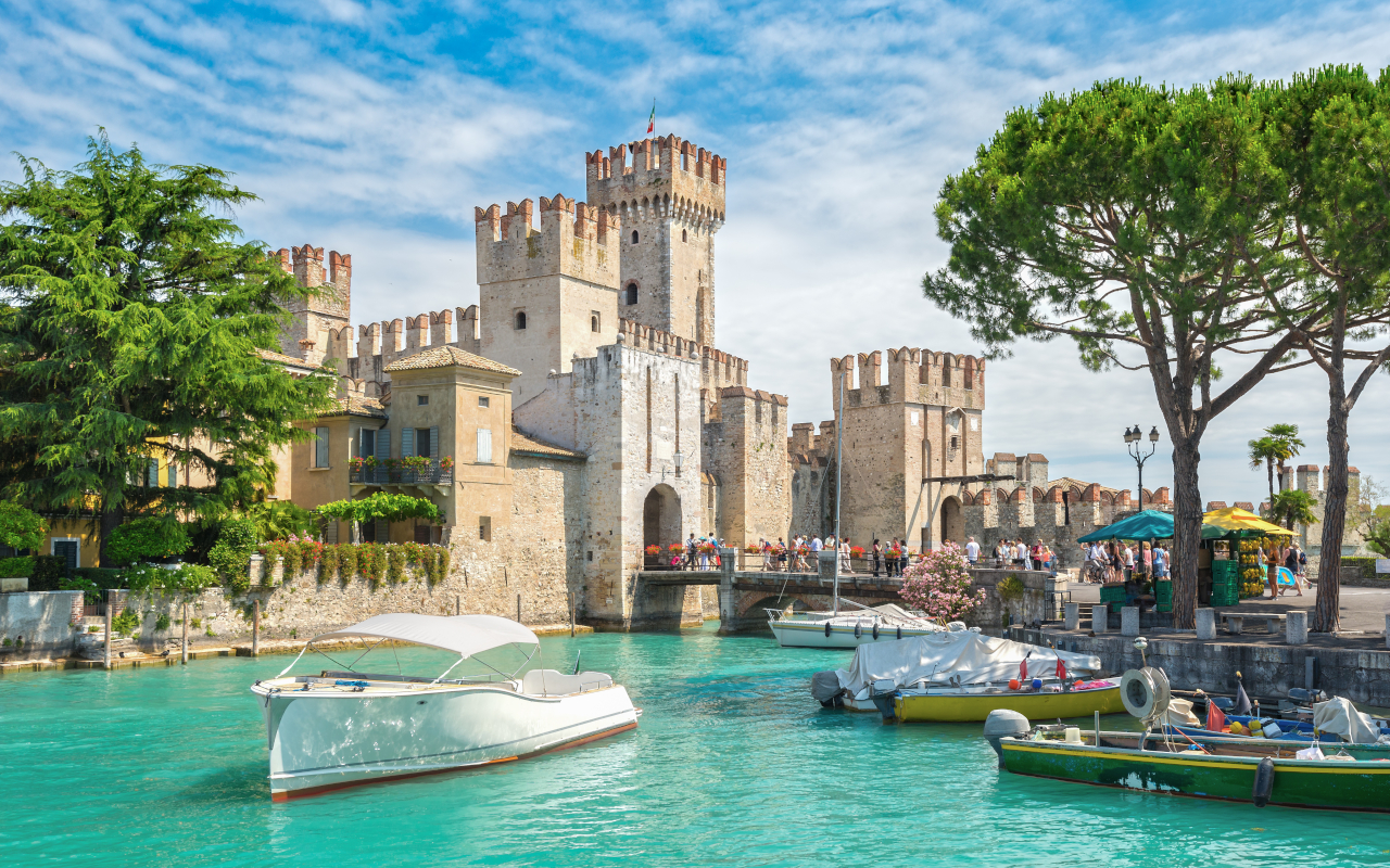 El paseo privado por el Lago Garda te permitirá contemplar los monumentos desde una nueva perspectiva.