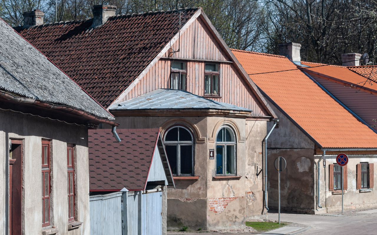 Arquitectura típica de Kuldiga, con viviendas con siglos de historia.
