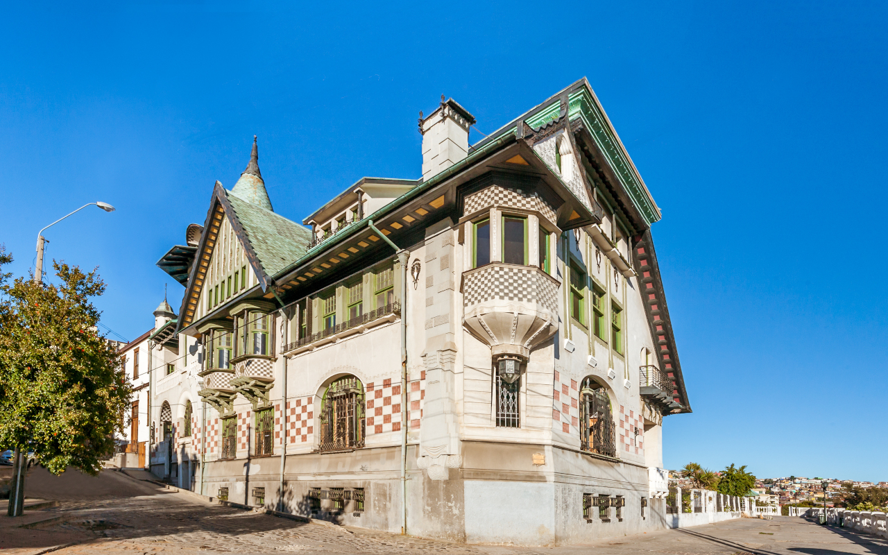 El Palacio de Baburizza es la sede del Museo de Bellas Artes de Valparaíso.