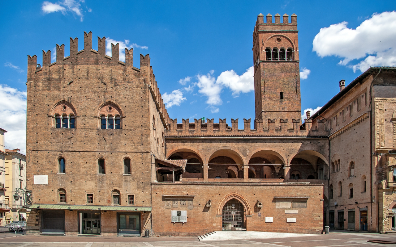 Palazzo Re Enzo en la Piazza Maggiore, monumentos que podrás apreciar durante la ruta.