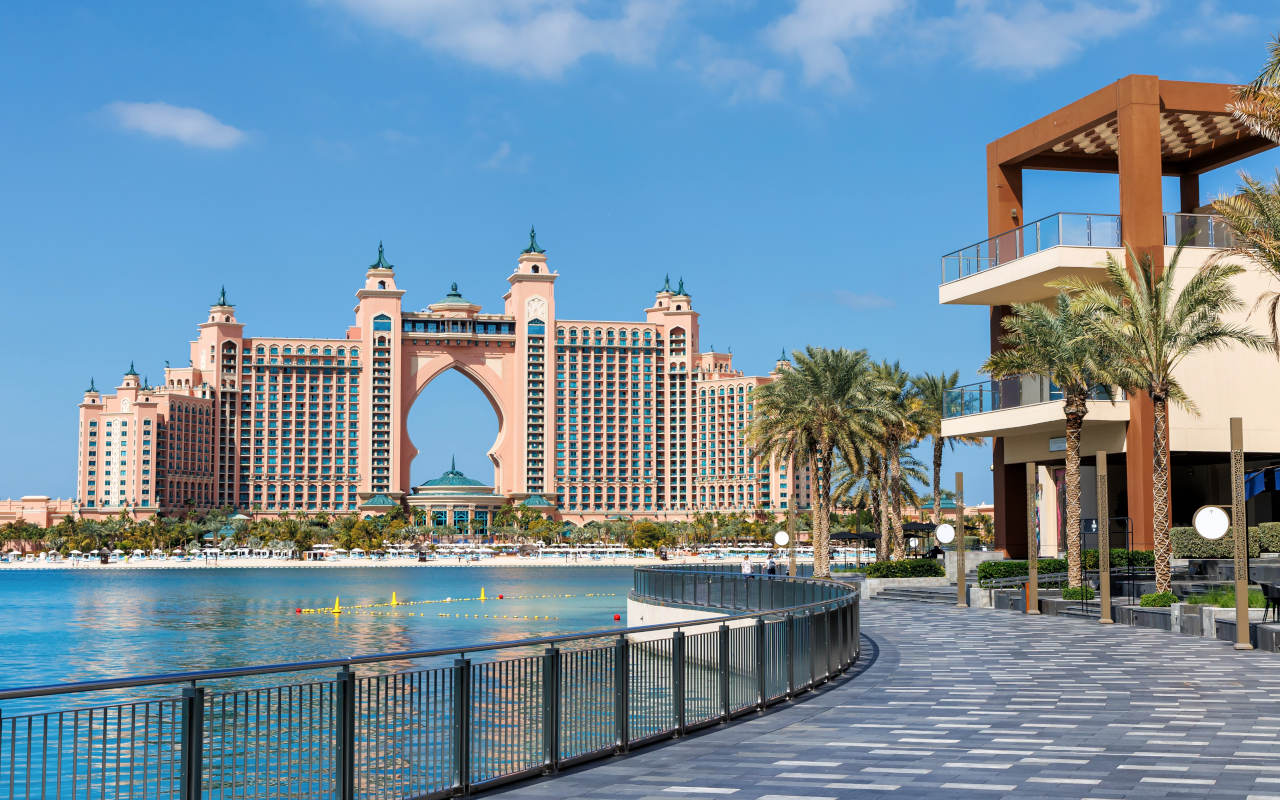El paseo marítimo de la isla Palm Jumeirah es una de las zonas más animadas de esta metrópoli.