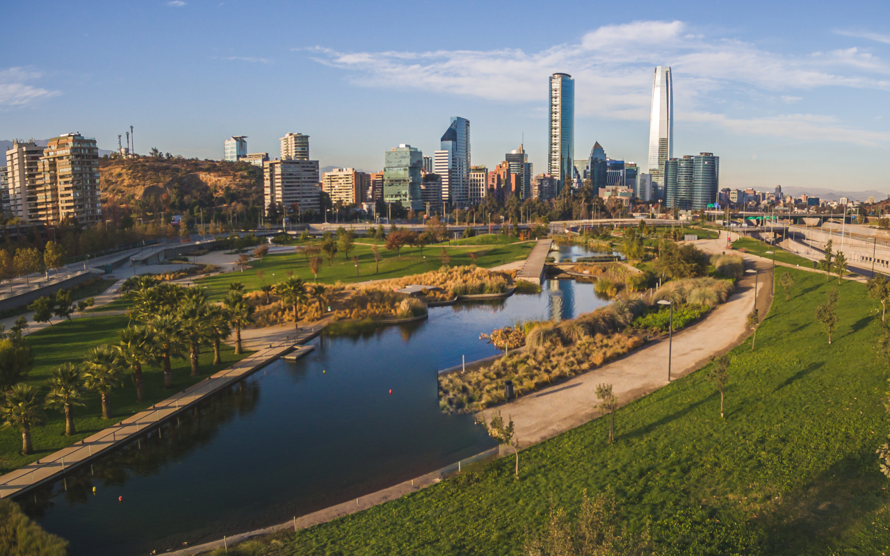Skyline de Santiago de Chile desde el Parque Bicentenario, parte del tour a pie.