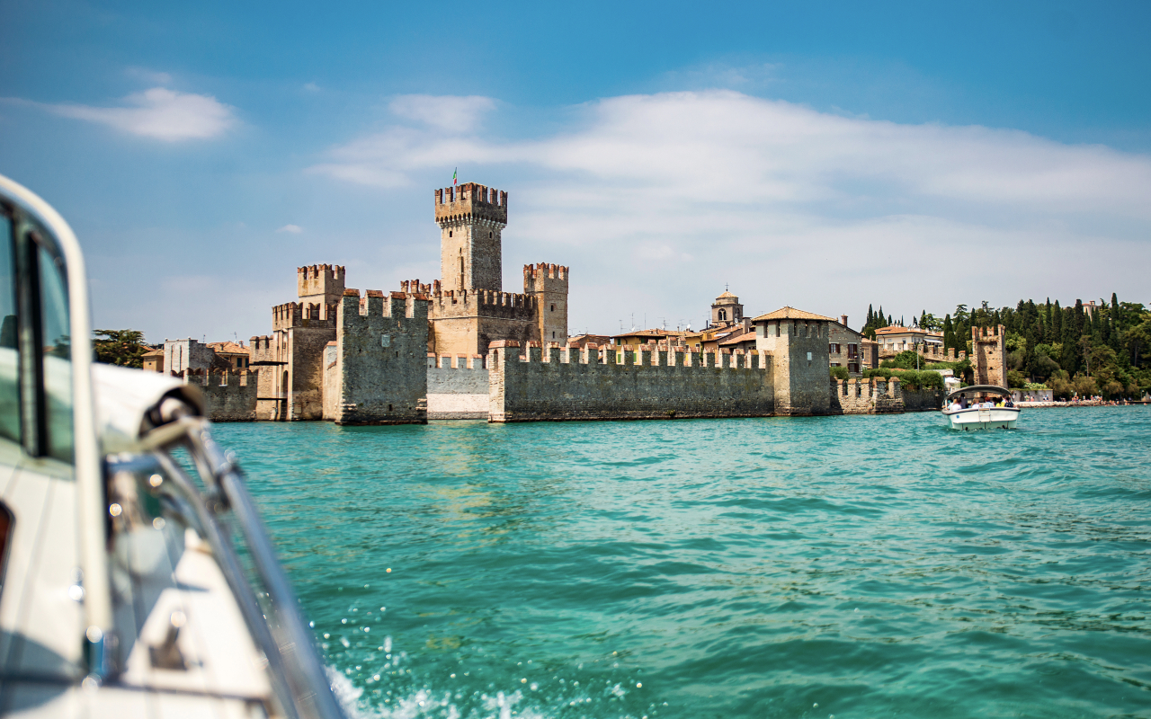 El paseo en barco en Sirmione te permitirá ver sus principales monumentos desde un nuevo punto de vista.