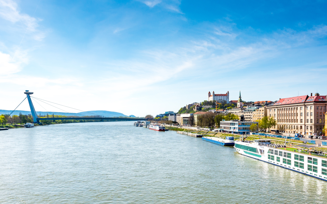 Contemplarás las vistas de Bratislava desde el agua para llevarte recuerdos únicos.