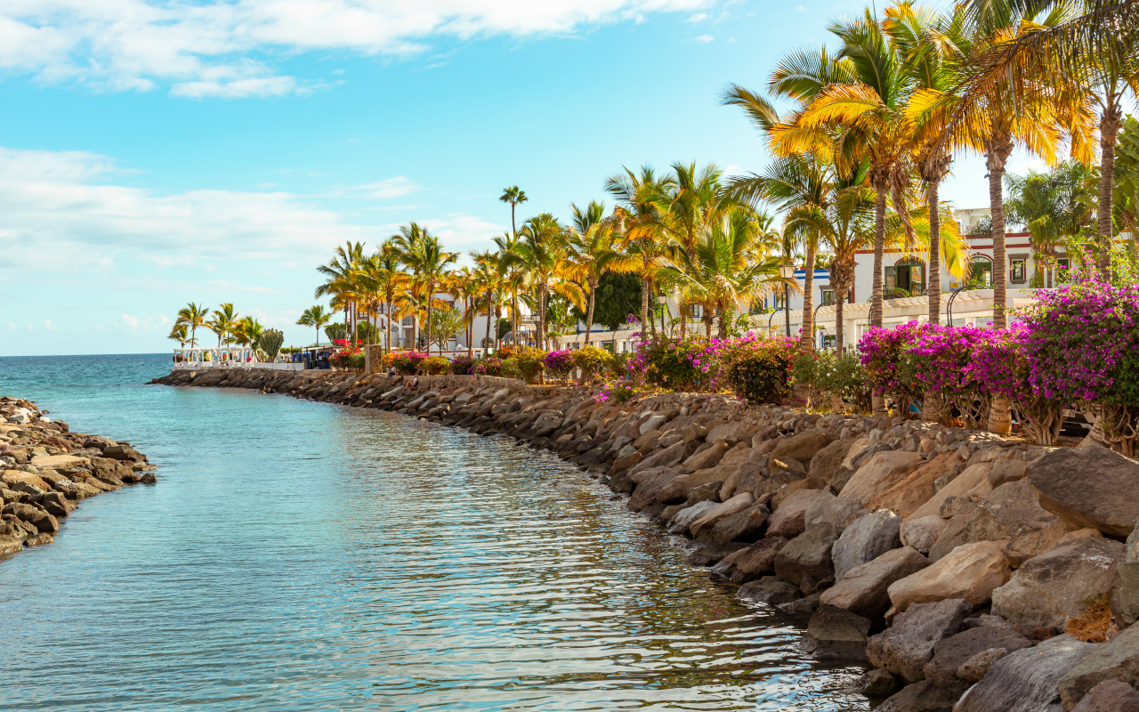 Paseo junto al mar en Puerto de Mogán, localidad visita en esta excursión que, cada viernes, presenta su mercadillo artesanal.