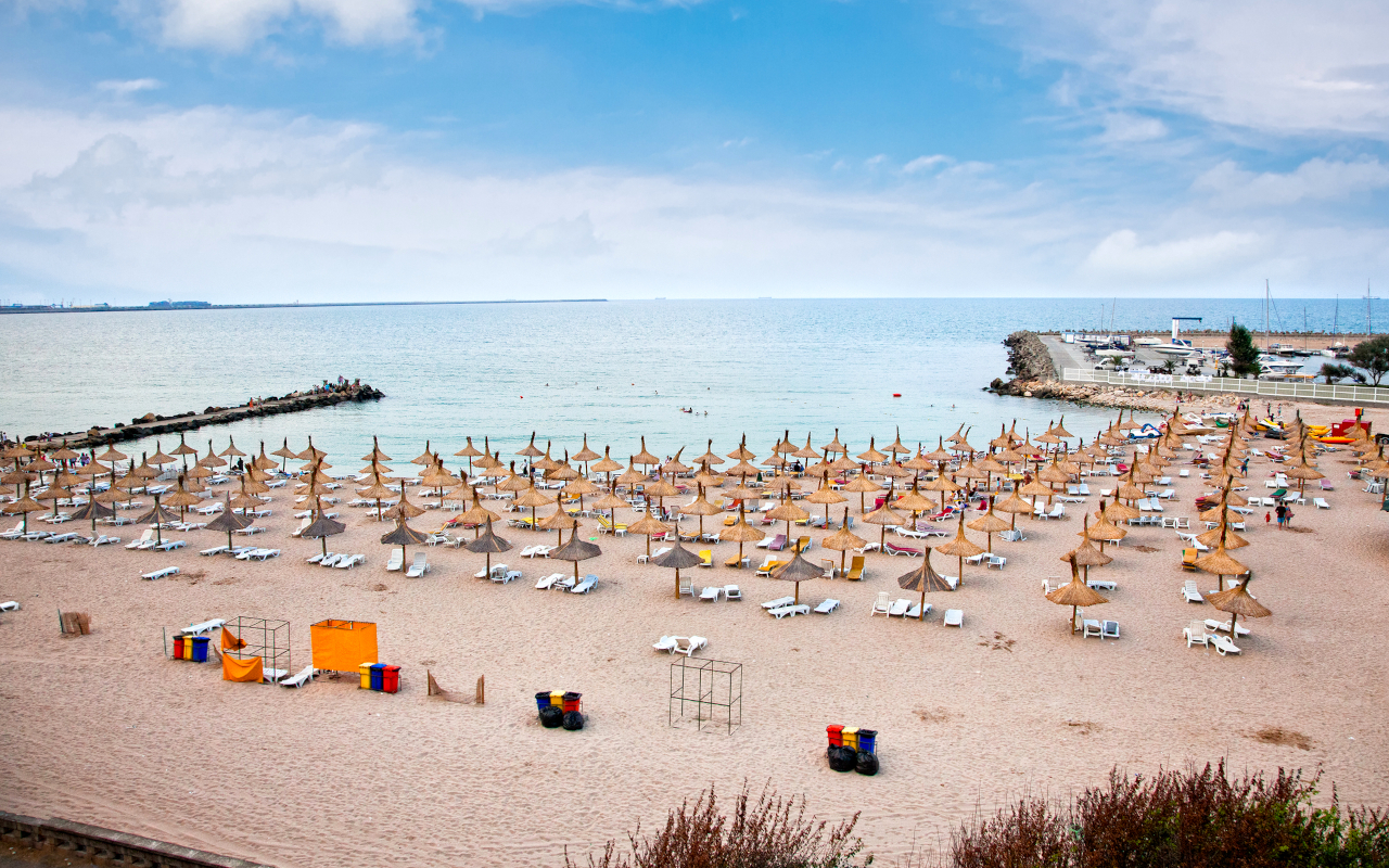 La playa de Mamaia es perfecta para tumbarse bajo el sol.