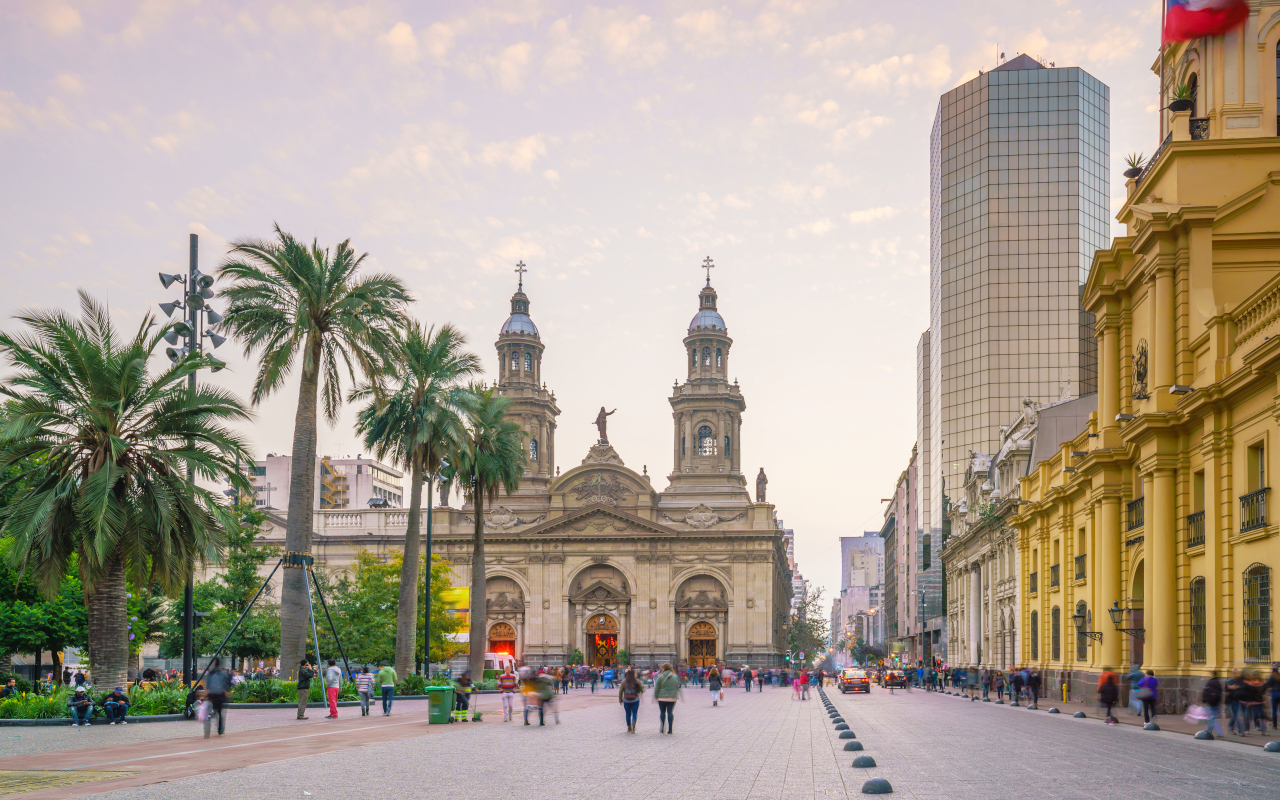 La Plaza de Armas, uno de los puntos céntricos más importantes de reunión en Santiago de Chile.